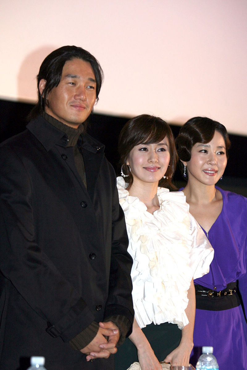 2006年10月12日,韩国,釜山电影节开幕作品《秋天路》的新闻发布会在海