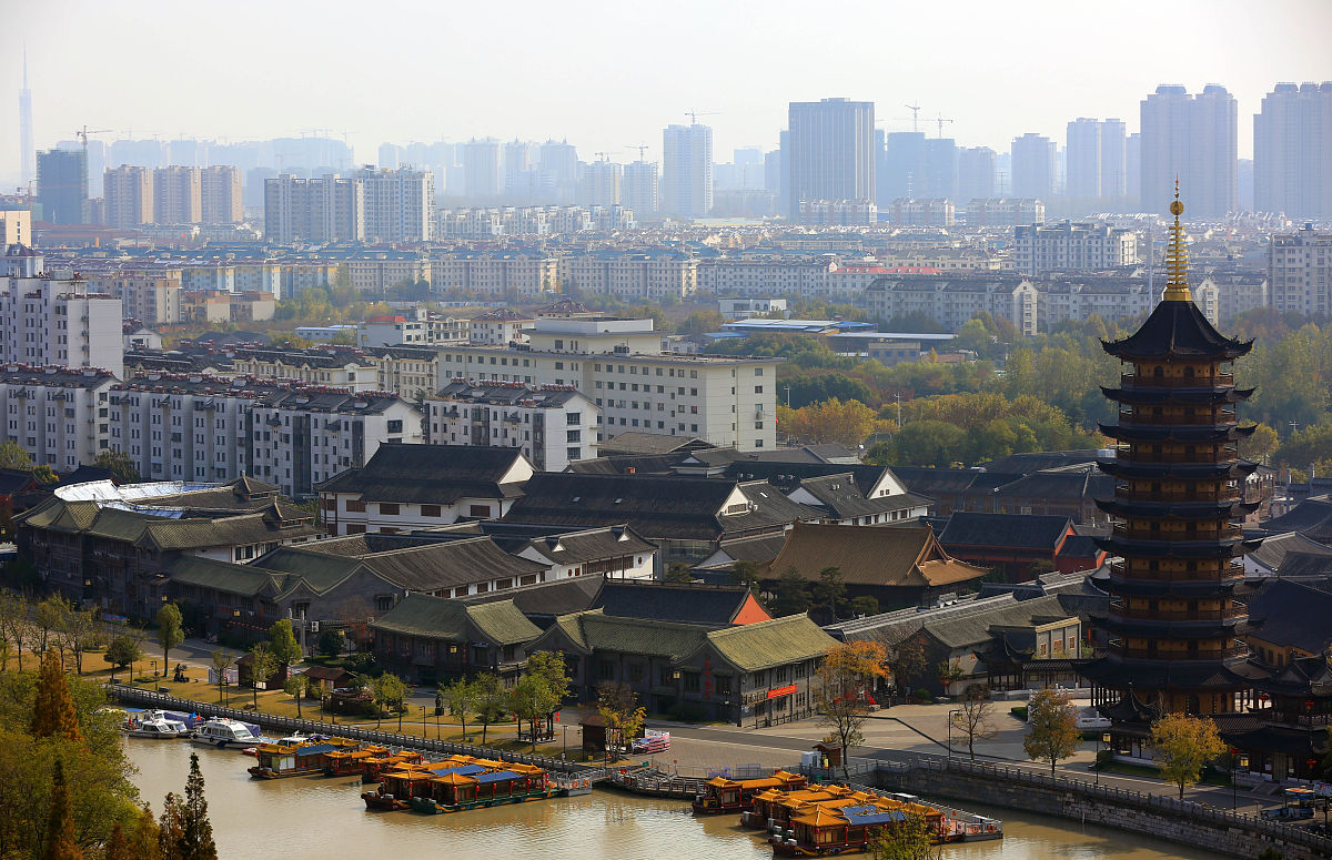 2018年11月23日,江苏省淮安市大运河畔一处在建住宅楼盘.