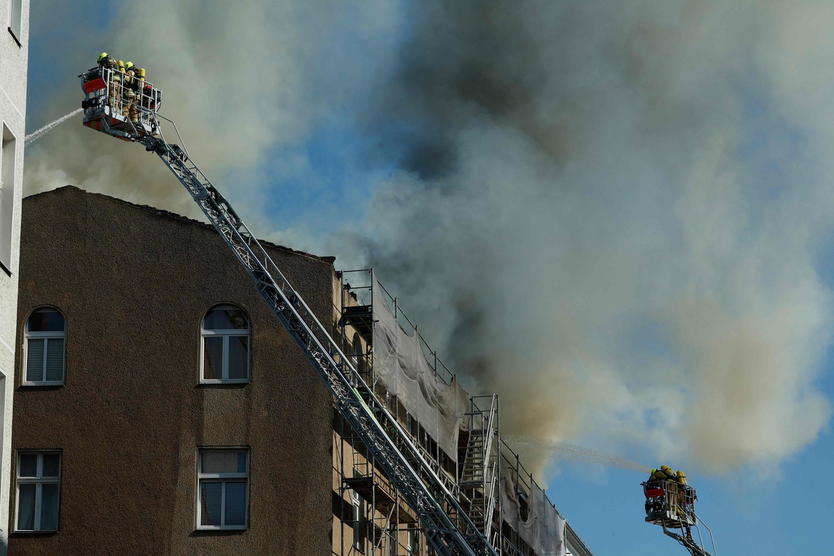 可以告诉我两个校园火灾相关事故或险情的真实案例吗