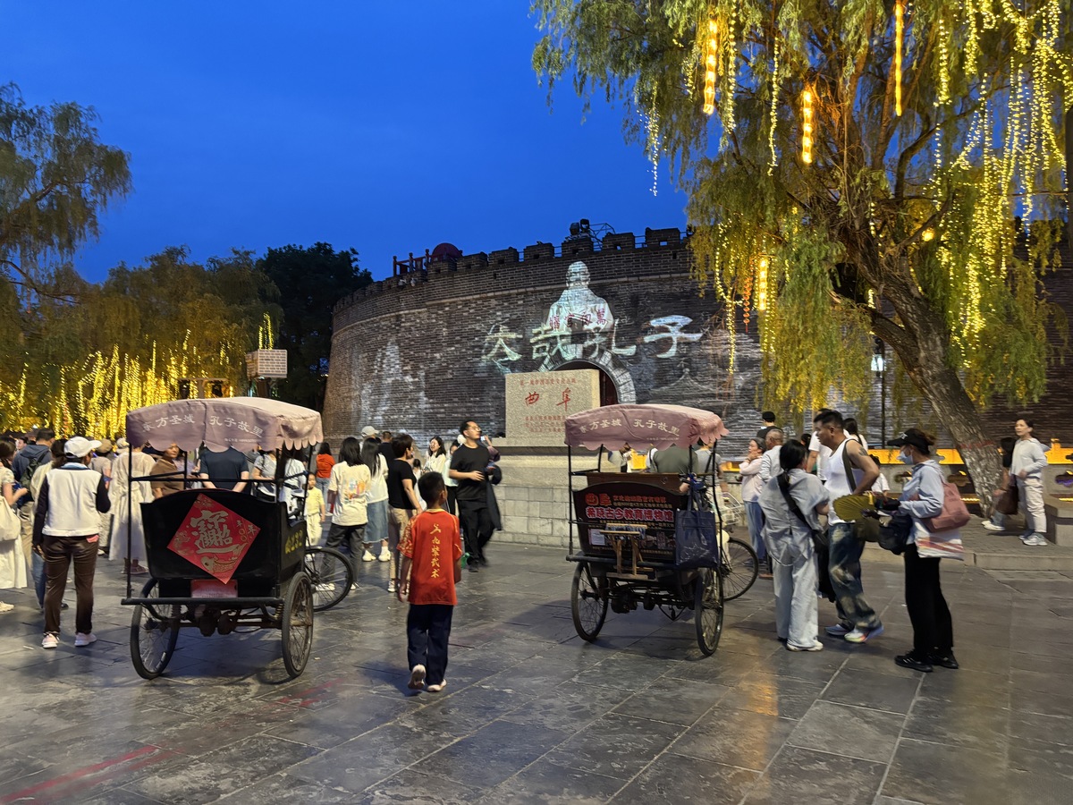 金中都遗址公园晚上几点开灯帮我用200字详细描述