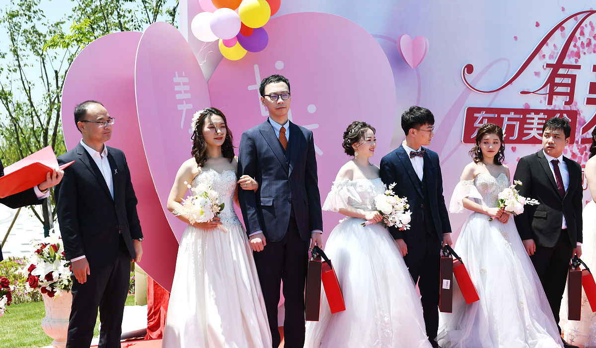 根据姓名 、学校：上海健康医学院、专业：卫生检验与检疫、目前打算的打算是考取公务员为条件做一份500字自我介绍