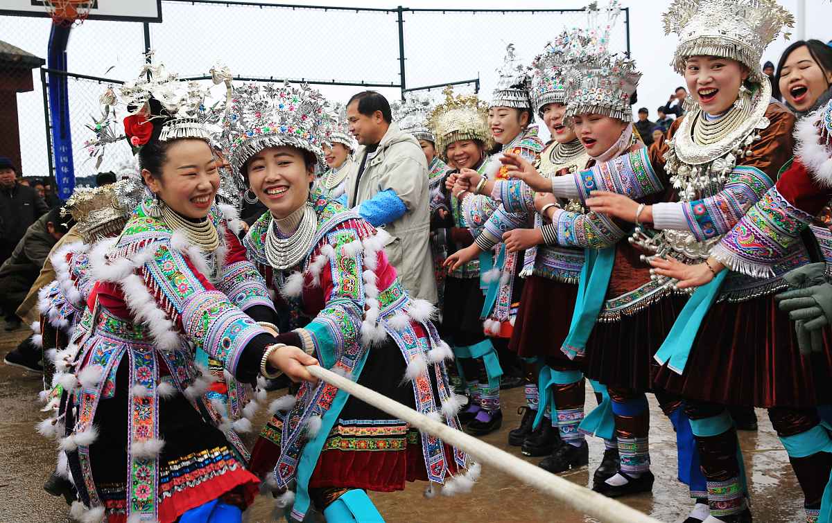 2019年1月5日,在广西柳州市融水苗族自治县杆洞乡党鸠村,观众为拨河选