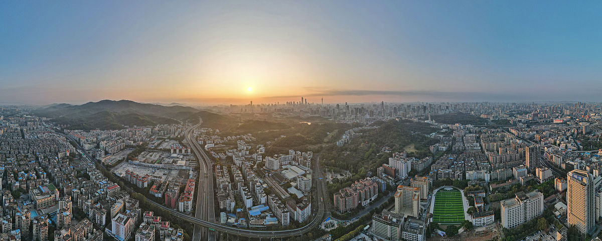 2021年2月13日,航拍广州城市全景日出,远望白云山,麓湖与广州塔.