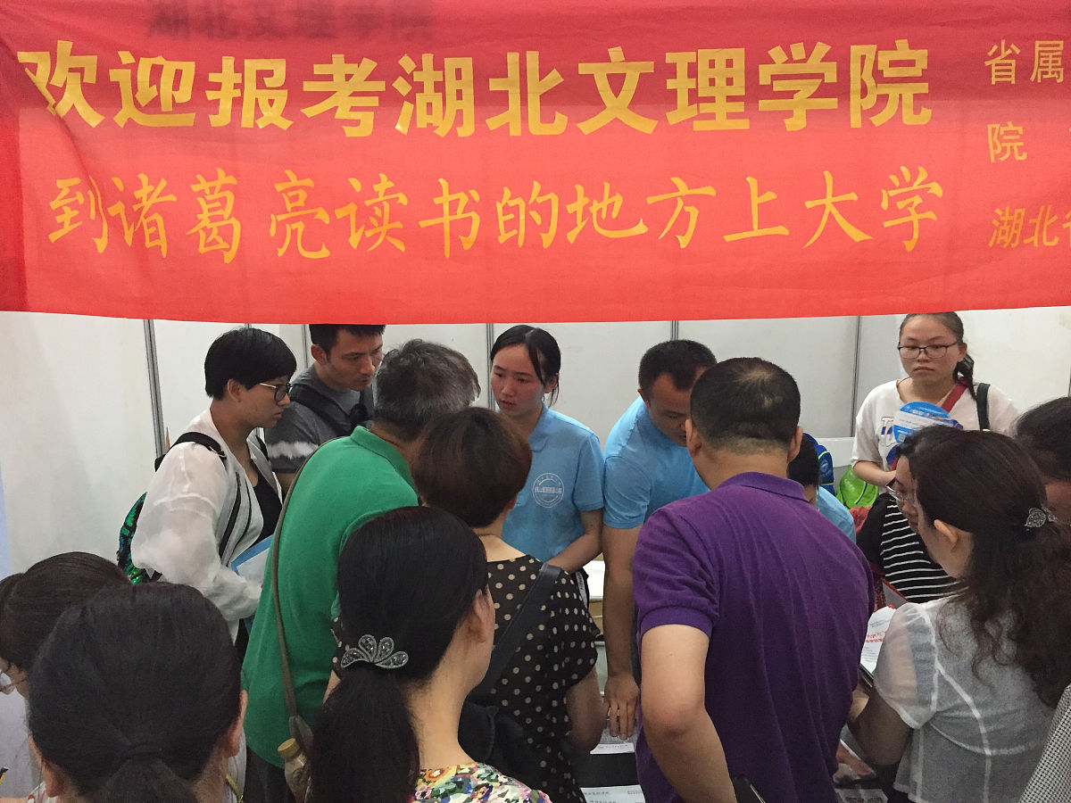 扩充以下文字要求文字优美：作为师范生汉语言文学师范专业的学生需要具备高度的责任心、良好的师德和教育情怀。同时需要具备较强的教学能力、组织能力和沟通能力能够有效地传递知识和启发学生。此外还需要有较强的学习和研究能力能够不断提升自身的专业素养。