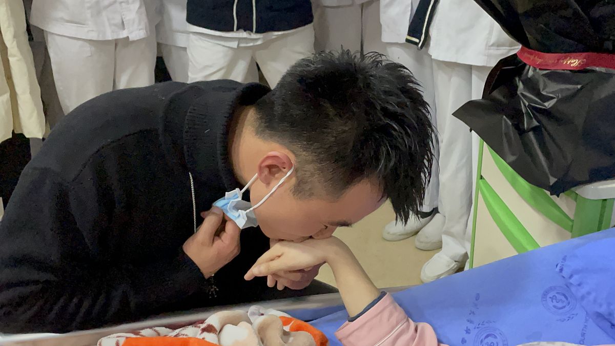 2021年2月2日,成都,谭周松向何静求婚.(如需下载使用,请务必署名:红星