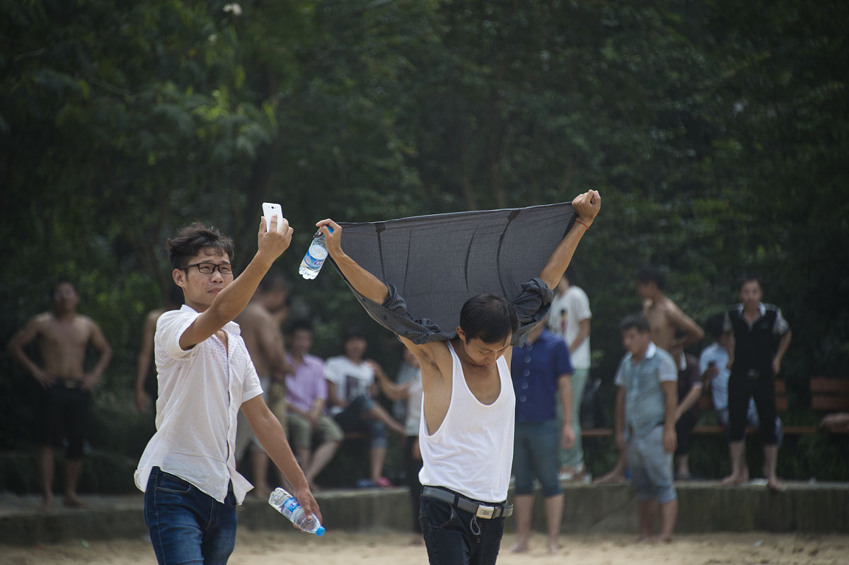 2015年7月27日,江苏常州,近日来炎热的天气酷热难耐,市民寻找各种方法