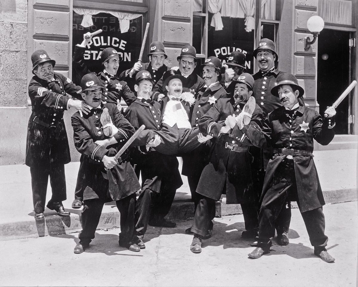 用英文写这篇论文的从《老友记》和《爱情公寓》中看中美幽默的表达差异分的第一部分尽量长一点严谨一点第一部分标题如下Comedic Styles21 Friends211 Relatable Situations and Characters212 Wordplay and Puns213 Slapstick Comedy