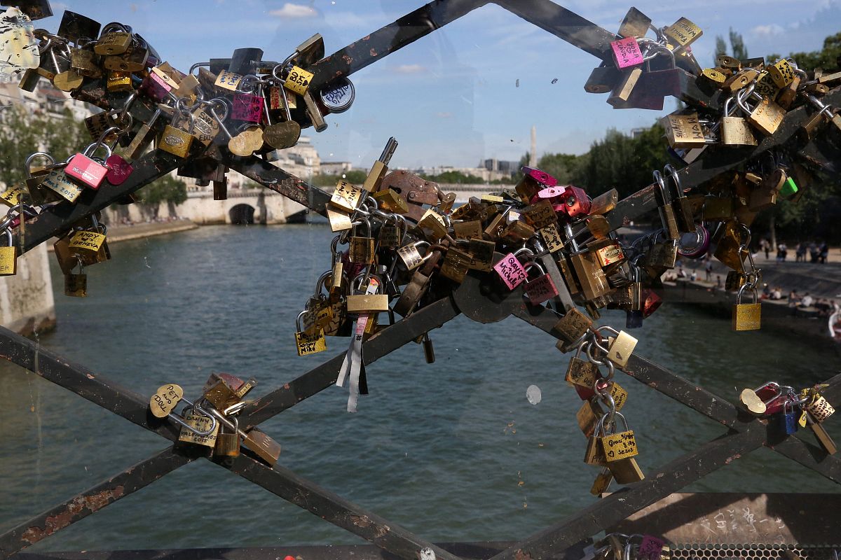 一对情侣男生名字黄子桐女生名字陈静旋请以男生作为诗人身份写一首李白风格的押韵情诗表达热恋爱情要求诗里面包含恋人名字提供诗的名称和含义解释按以下格式输出其中xx是你需要扩写部分。诗名：xx诗内容：xx诗含义：xx