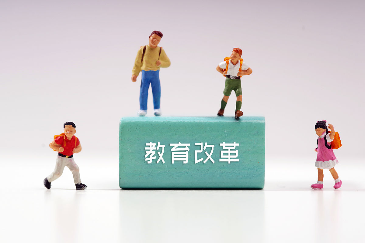 在教育改革方面本人主动参与学院的教育改革实践关注学生的成长和发展。本人主讲的专业核心课程《广告创意与表现》积极参与课程改革为学院的教育改革提供了有力的支持并录制了一门精品课程《视觉创意纹样》。在以赛促学方面本人积极参与并带领学生参加各类国家级赛事。通过精心组织和指导学生们在全国大学生广告设计大赛、全国大学生平面设计大赛等多项国家级比赛中取得了优异成绩。帮我重新写一下大概300字