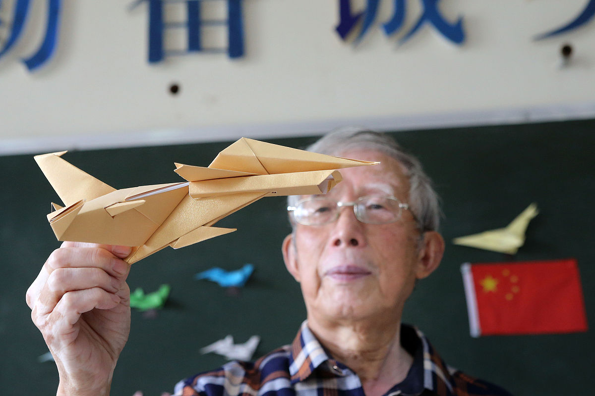 2019年9月15日,成都,许树全折的纸飞机.许树全是成飞小学的退休教师,