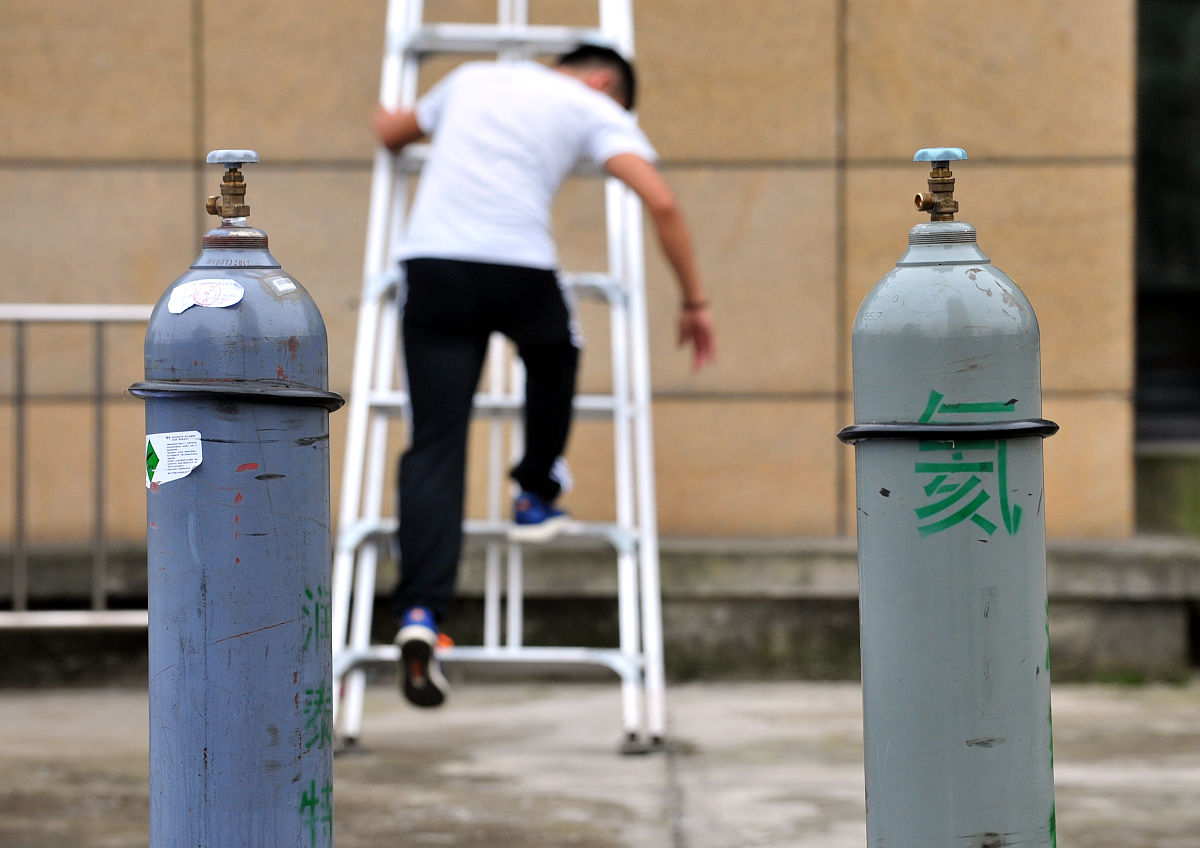 2015年9月26日,成都,在城北某楼盘冒出两个超级大"月亮","人造月亮是
