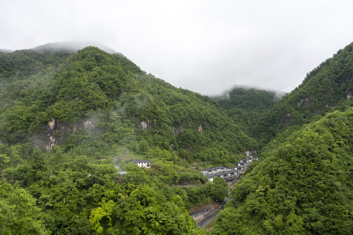 晨曦微露,我踏着轻快的步伐,沿着蜿蜒的山路前行