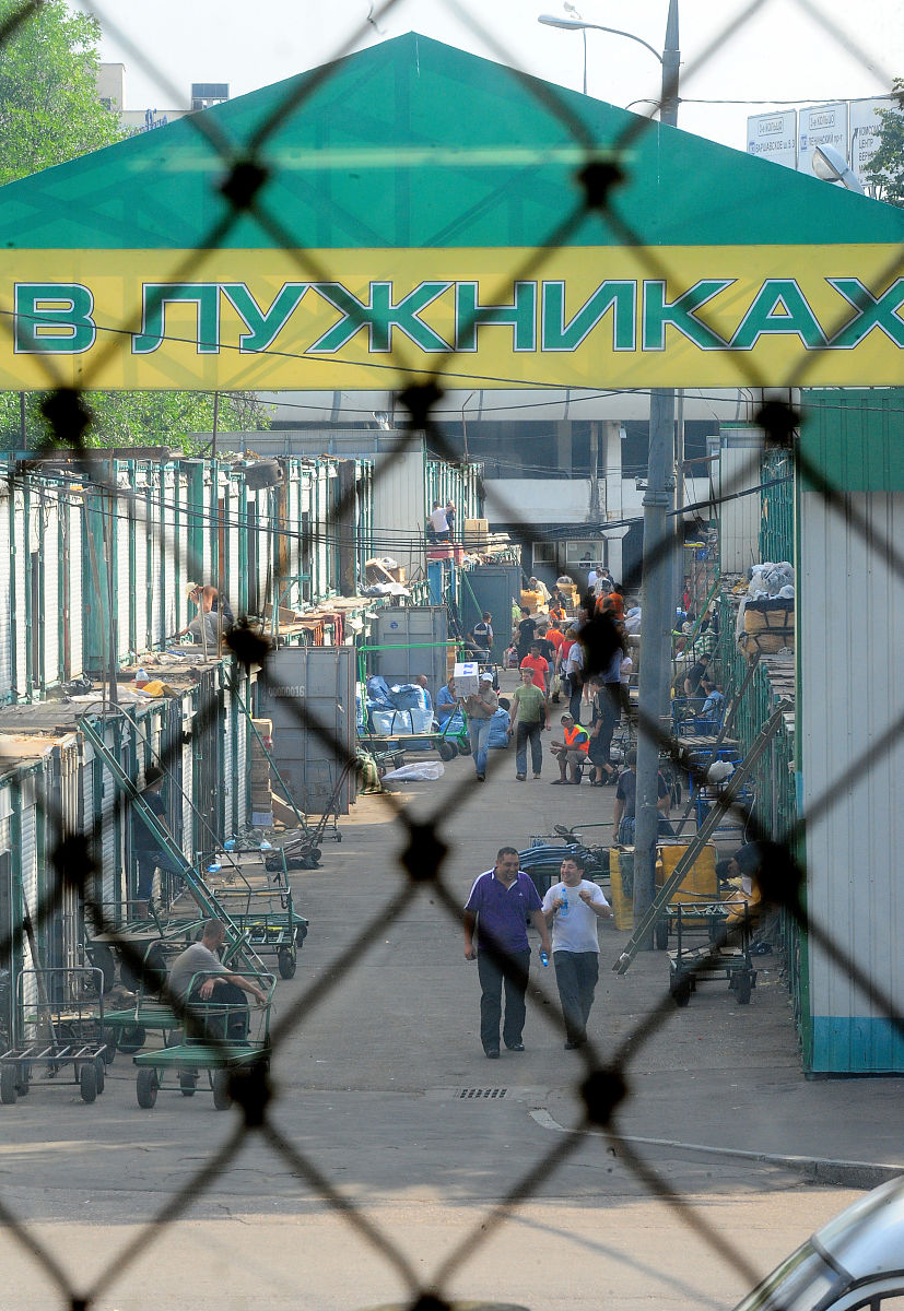 2009年7月17日,莫斯科卢日尼基服装市场.moscow, russia. july 17, 20