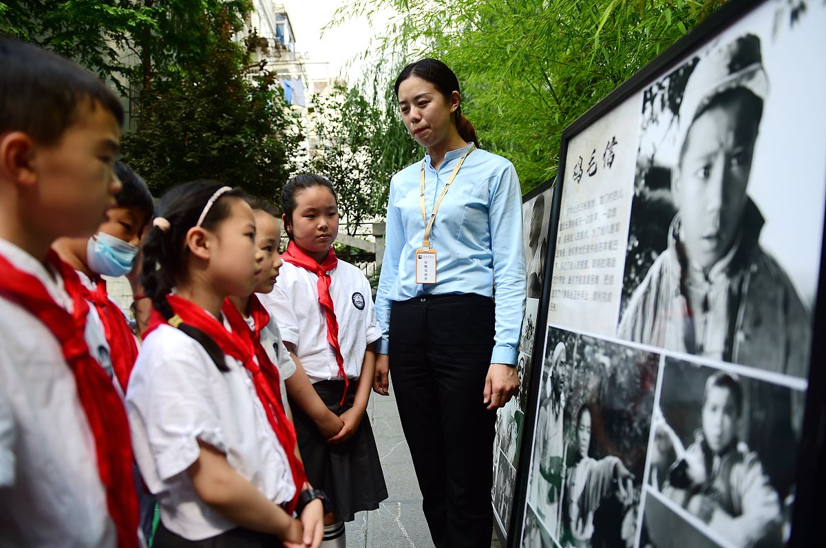 2021年6月2日,在安徽省合肥市逍遥津小学,学生在参观"自古英雄出少年 