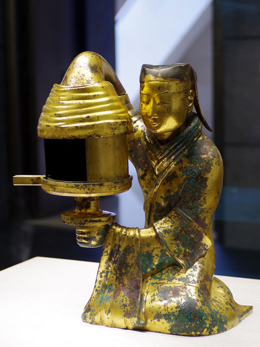 2021年10月14日,郑州,河南博物院国宝特展厅内的长信宫灯.(该展品来自