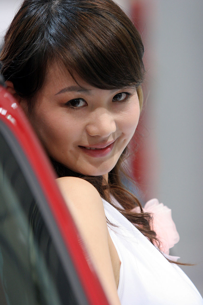 2009年4月20日,2009上海车展媒体开放日首日,众多美女车模吸引了观众