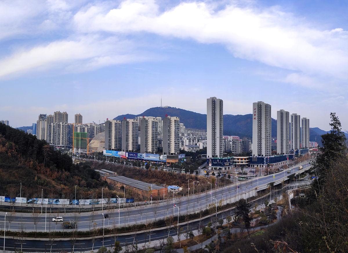 2020年12月23日,湖北十堰,连续阴晴后终于出现蓝天白云晴空的好天气.