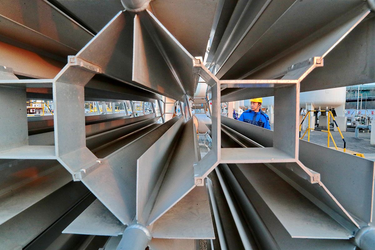 写一篇上海卢班通风安装圆拱型侧开排烟天窗的文案内容中要突出卢班的技术经验丰富