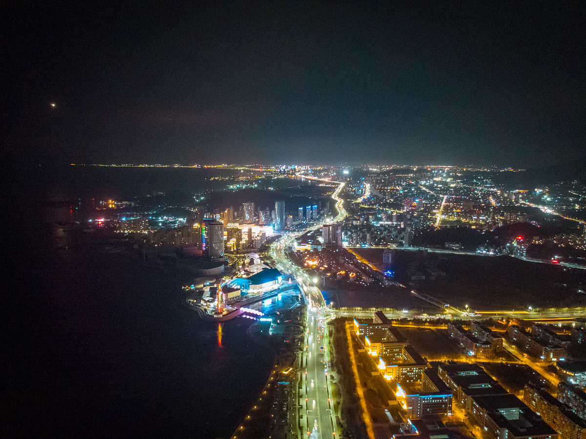 2021年1月10日,青岛,西海岸胶南方向夜景.