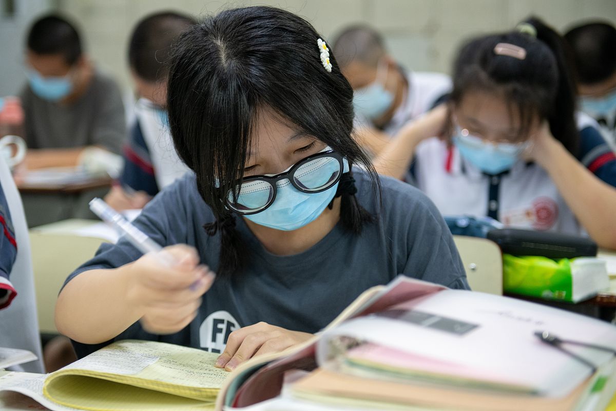 2021年10月10日,福建莆田第五中学高三学子在复学后进行晚自习.