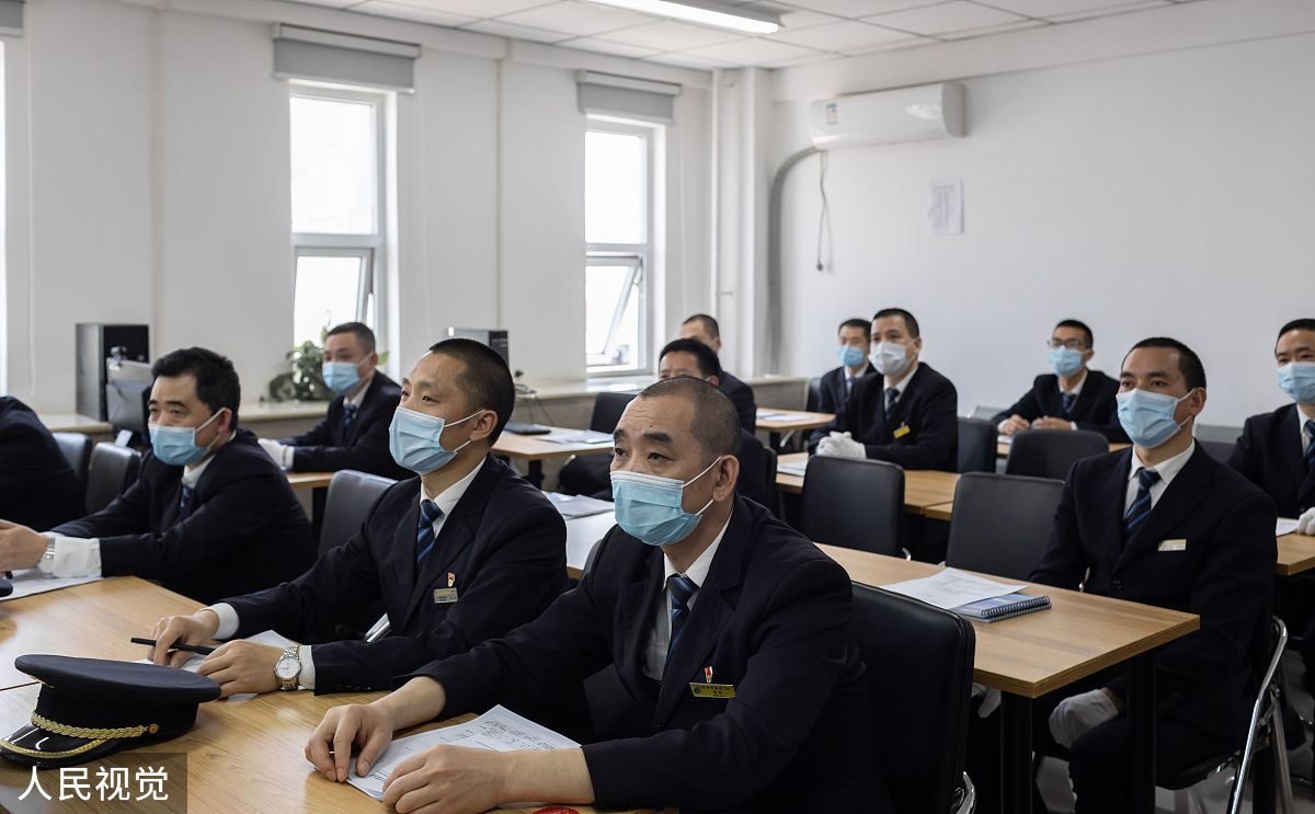 2020年4月8日,全国首条跨省环线高铁首发司机正式亮相,16名司机阵容正