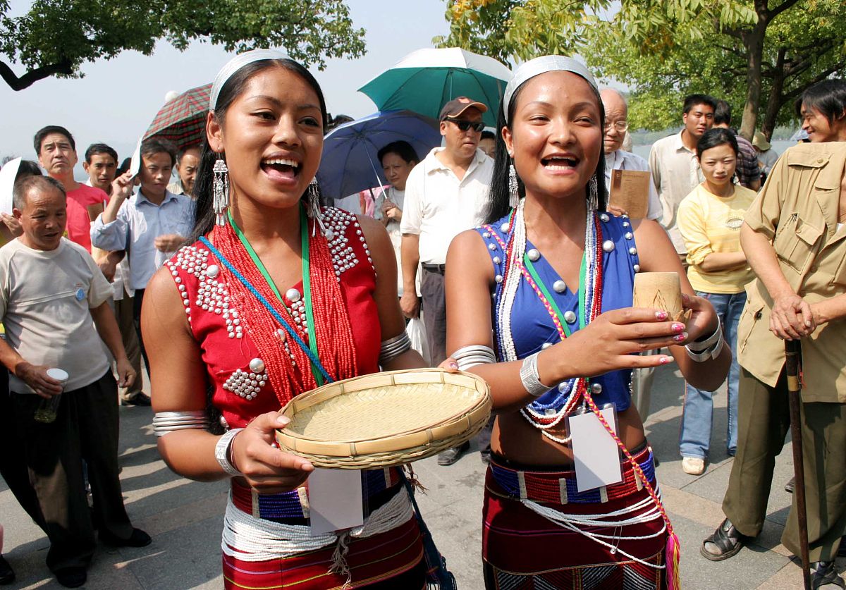 2005年9月27日,2005年国际茶叶大会湖畔万人品茶会在杭州西湖边举行,