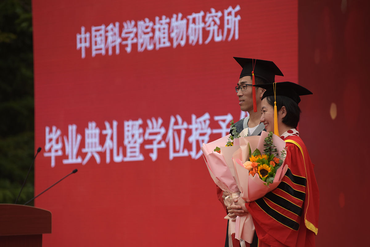 关于《南京农业大学研究生院》的介绍每段需要用p标签分为两单段200字左右。