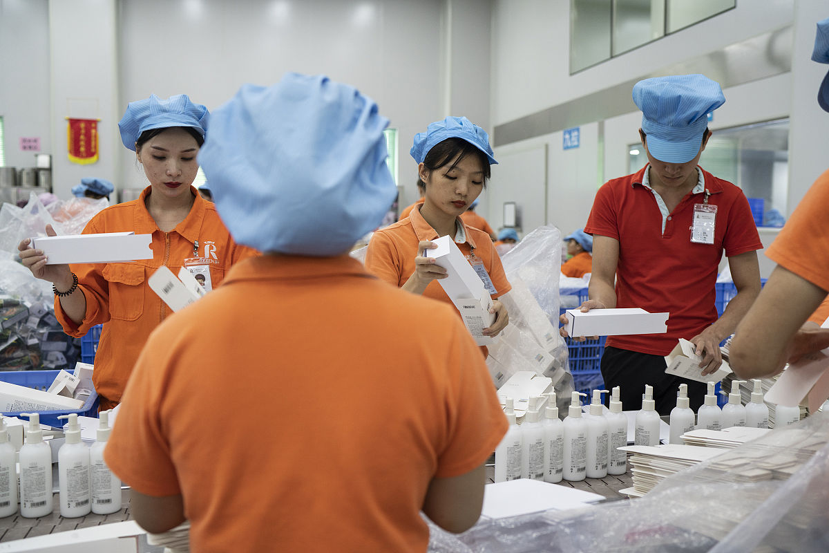 2019年9月6日,广州,每当做出来一款新样品的时候,孟欣都会自己试用.在