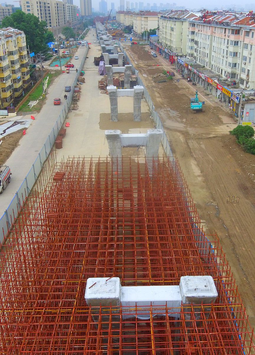 2018年5月17日,江苏淮安,工人在内环高架建设工地上<strong>施工</strong>.