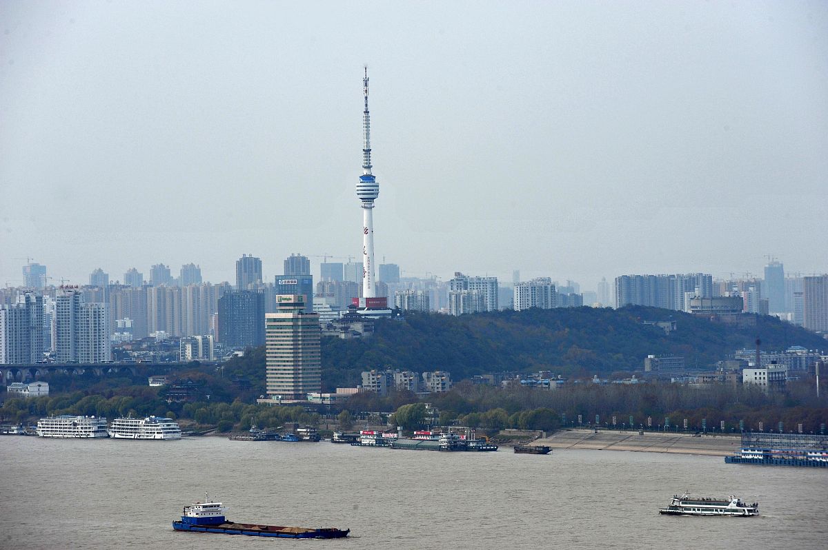 2015年12月15日,湖北武汉,受较强北风影响,南下污染气团撤离,江城空气