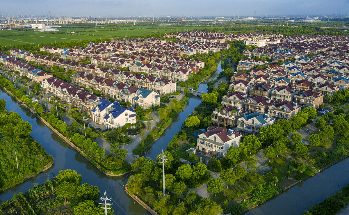 给你一个案例请根据这个案例因地制宜的为太仓市浏河镇新塘村的乡村规划写一个发展定位内容包括总体定位、形象定位、功能定位。接下来我将把案例发给你