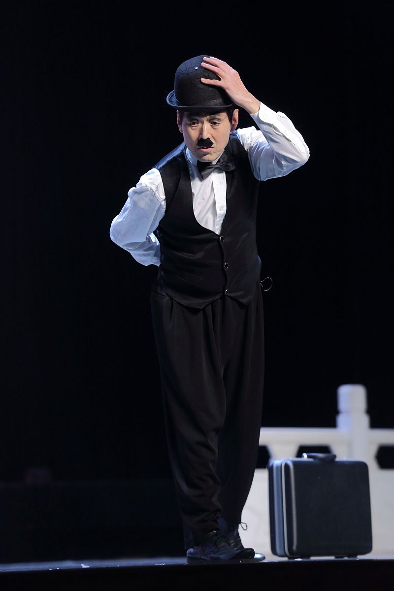 模仿喜剧大师卓别林：虚拟助手挑战经典表演