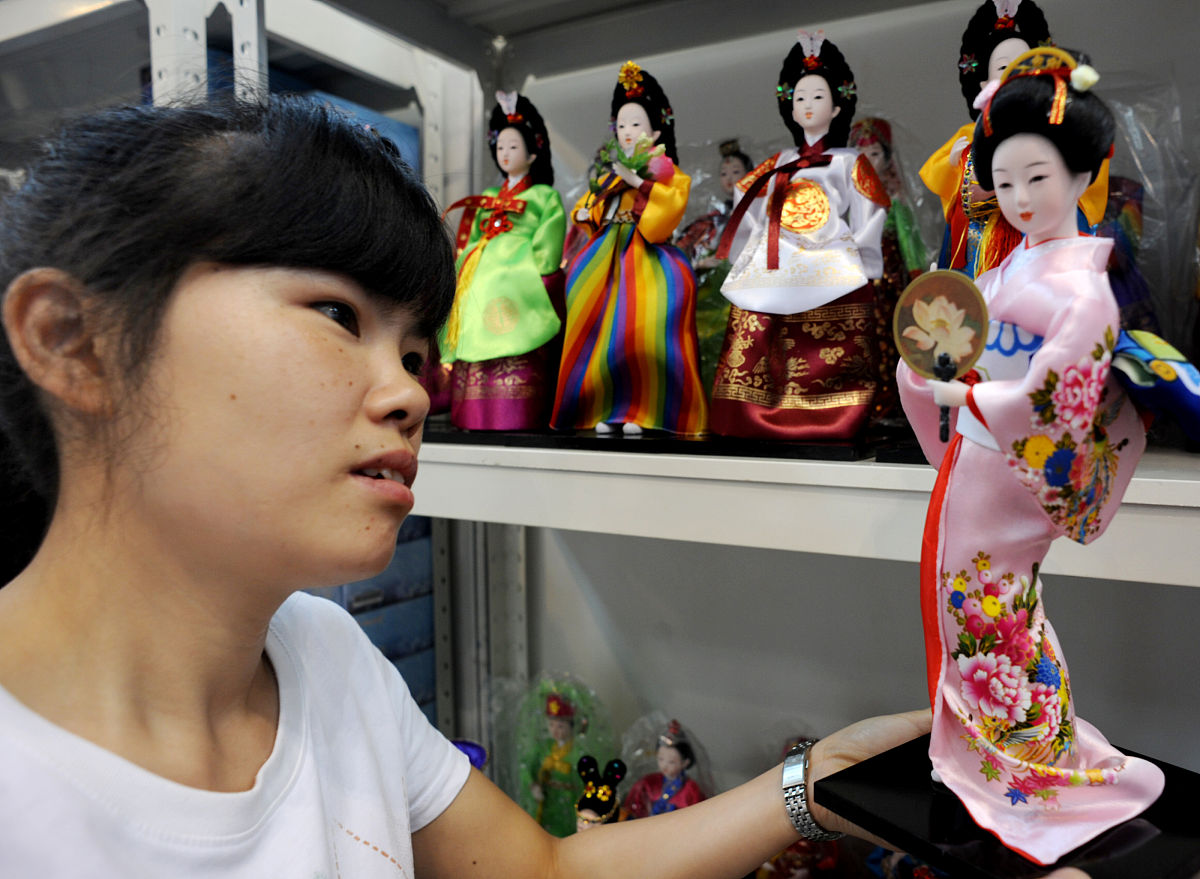 2011年6月10日,一网店采购商在义乌电子商务博览会上采购手工绢人.