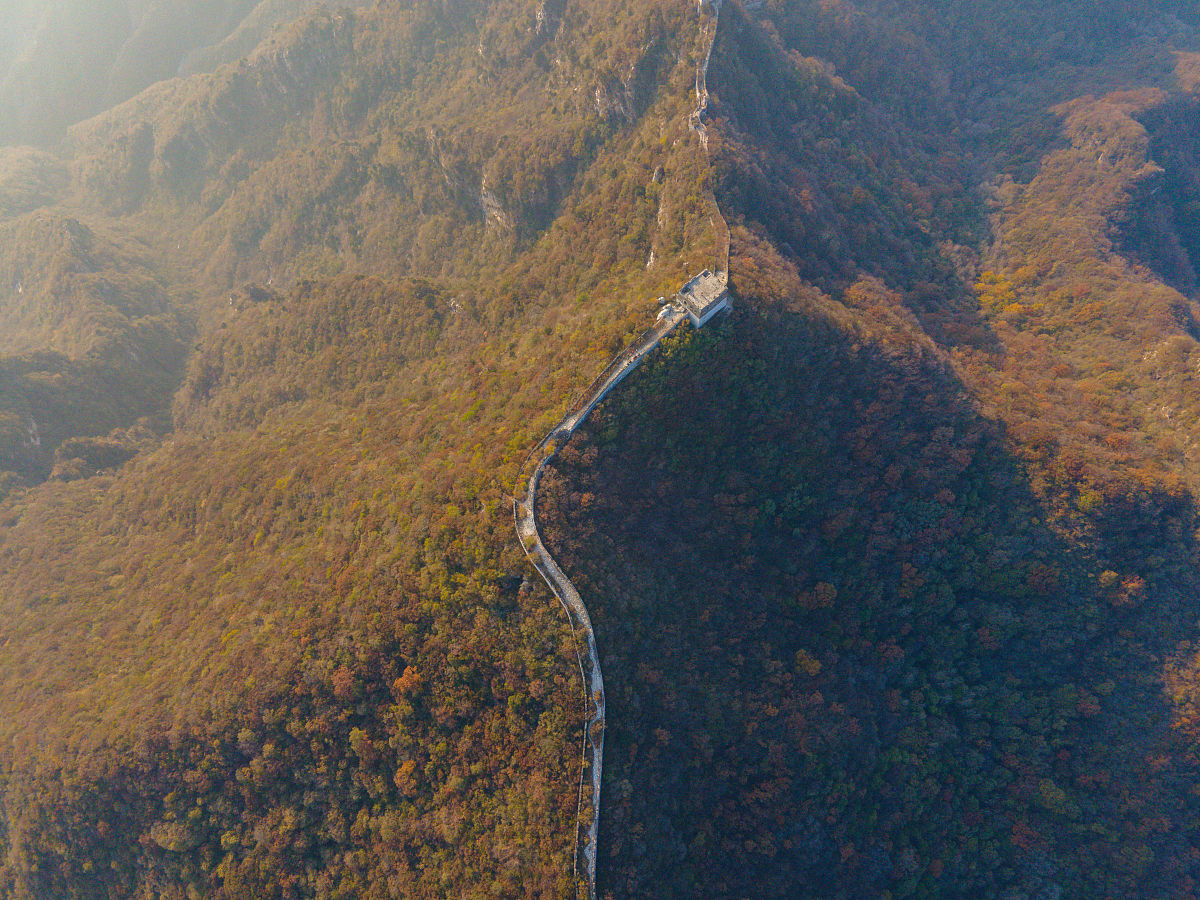 2021年10月24日,北京,航拍深秋时节的箭扣长城,层林尽染满山红.
