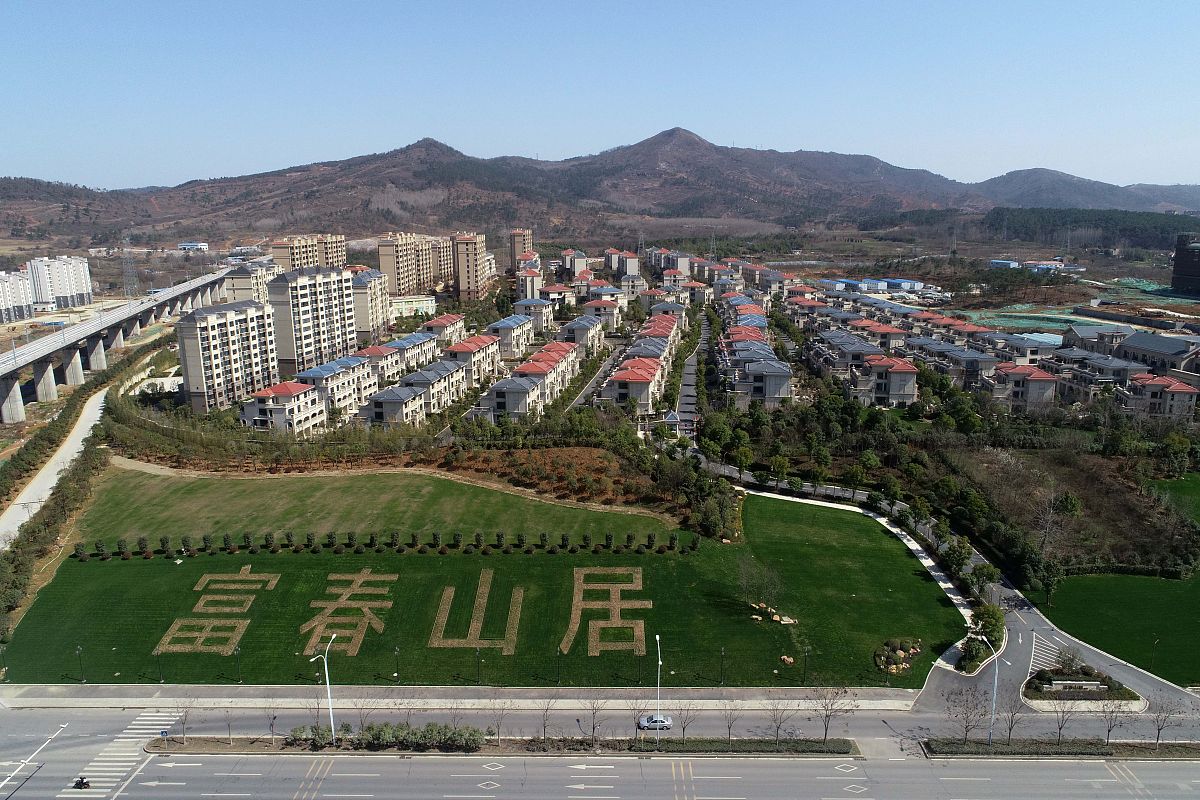 2019年3月12日,湖北省襄阳市,航拍一处别墅群,联排别墅红蓝相间犹如模