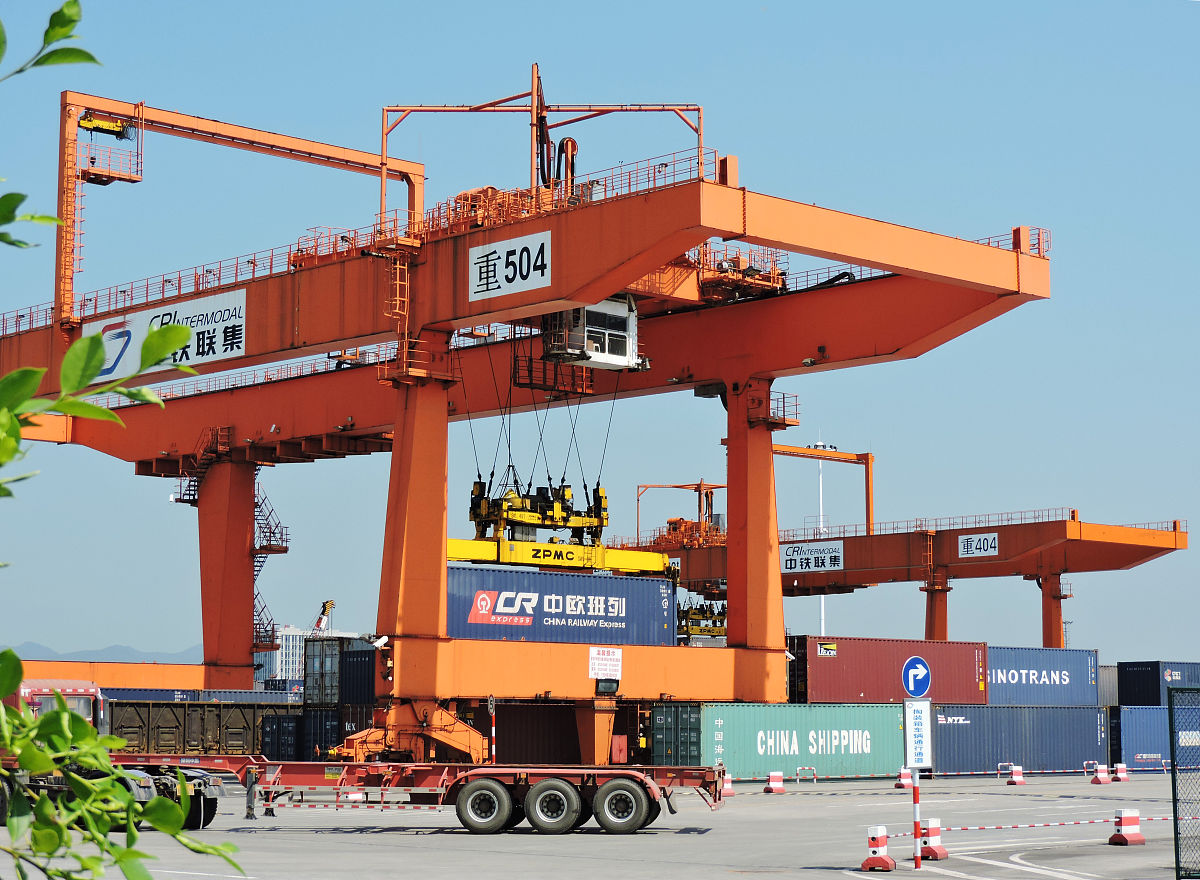 根据渝新欧班列发展现状分析其存在的路线同质化问题可以和其它班列进行对比分析