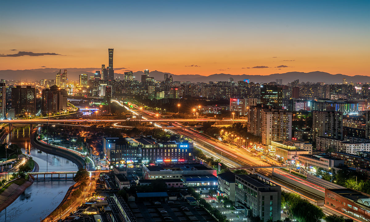 2019年8月27日,北京,朝阳区,夕阳下的京通快速路夜景.