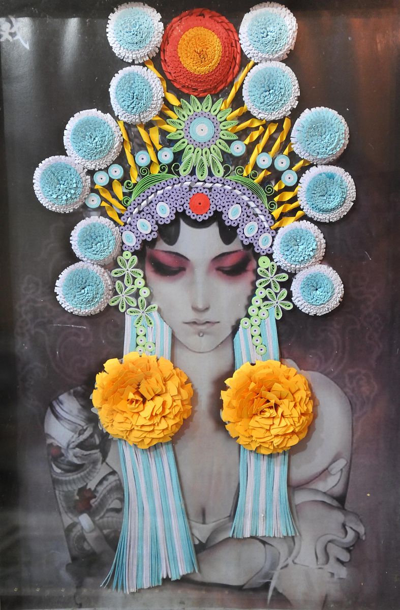 大李村手工集市上,精美的衍纸画作品.
