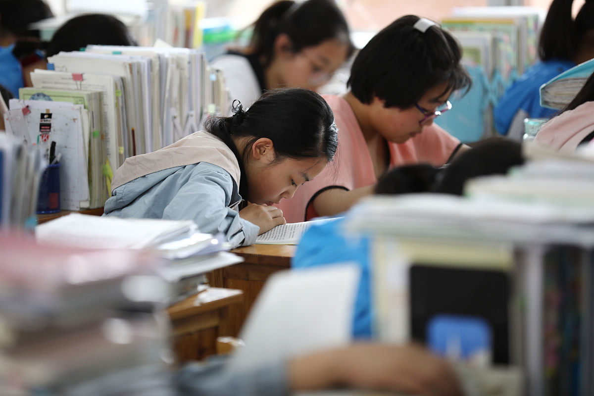 2018年6月4日,江苏连云港赣榆高级中学高三学生们抓紧时间查漏补缺,备