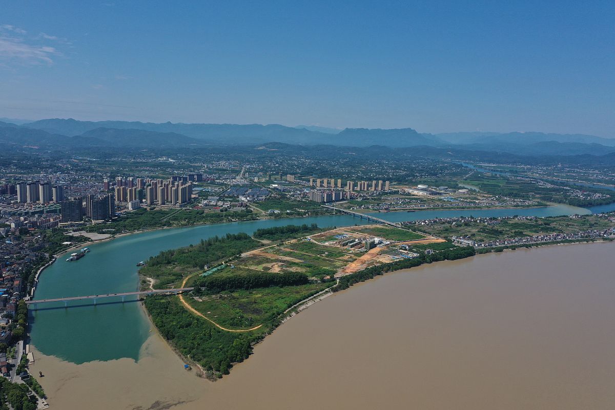 2020年9月2日,无人机航拍的长江和清江在湖北省宜都市交汇形成泾渭分
