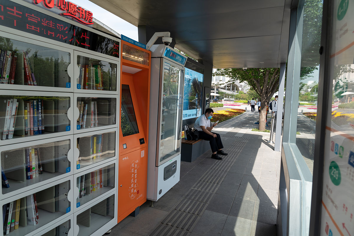 智能候车亭有哪些功能 ？写一篇180字左右的文案