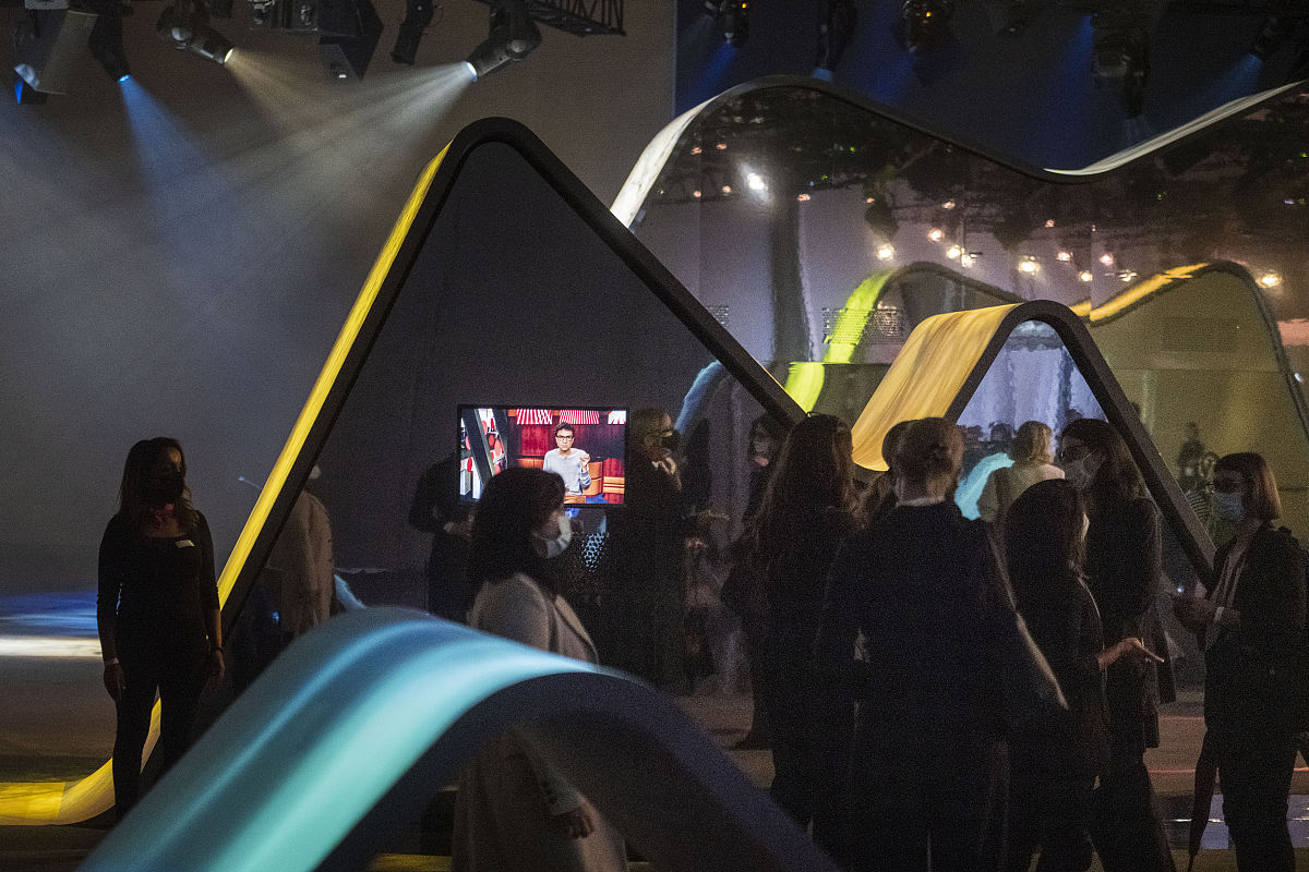 DisplayOn displayExhibitionShow WarningWarning signCriticalCritical thoughtsBe of Critical importanceCritical pointA Critical periodUncriticalCriticallyEmergeSpontaneousCriticismTake CriticismLiterary