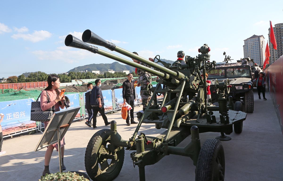 最近一次对当代大学生爱国主义调查 92的大学生认为爱国主义是他们的责任和义务。87的大学生认为爱国主义是中华民族崛起的重要因素。76的大学生认为在国际舞台上中国应该维护自己的国家利益。60的大学生认为在日常生活中他们应该尽可能选择国产产品。53的大学生认为传统文化是爱国主义的重要组成部分。28的大学生认为他们参加过或者将要参加过志愿服务和社会公益活动来表达他们的爱国情感。总体上当代大学生普遍认为爱