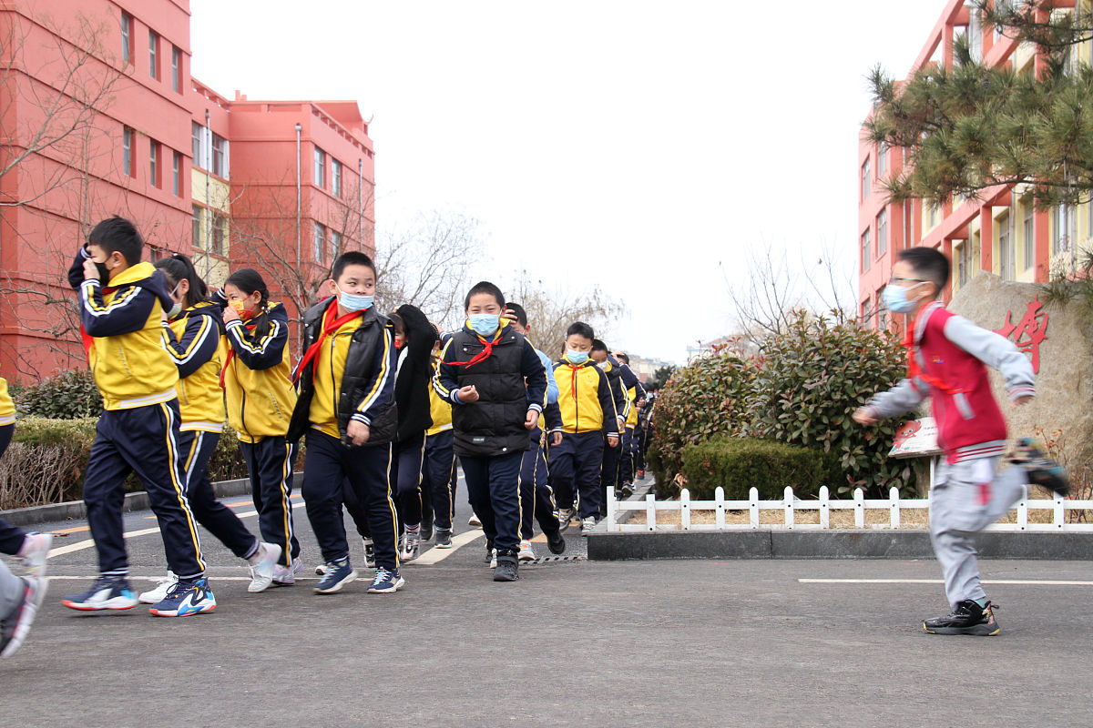 2022年2月28日,山东省威海市文登经济开发区小学举行消防疏散安全演练