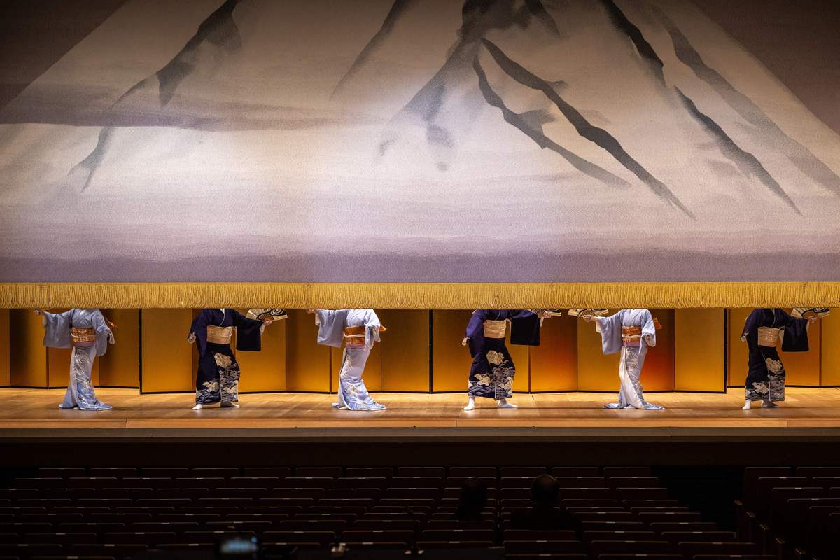 分析舞剧朱鹮的上下幕有哪些呼应