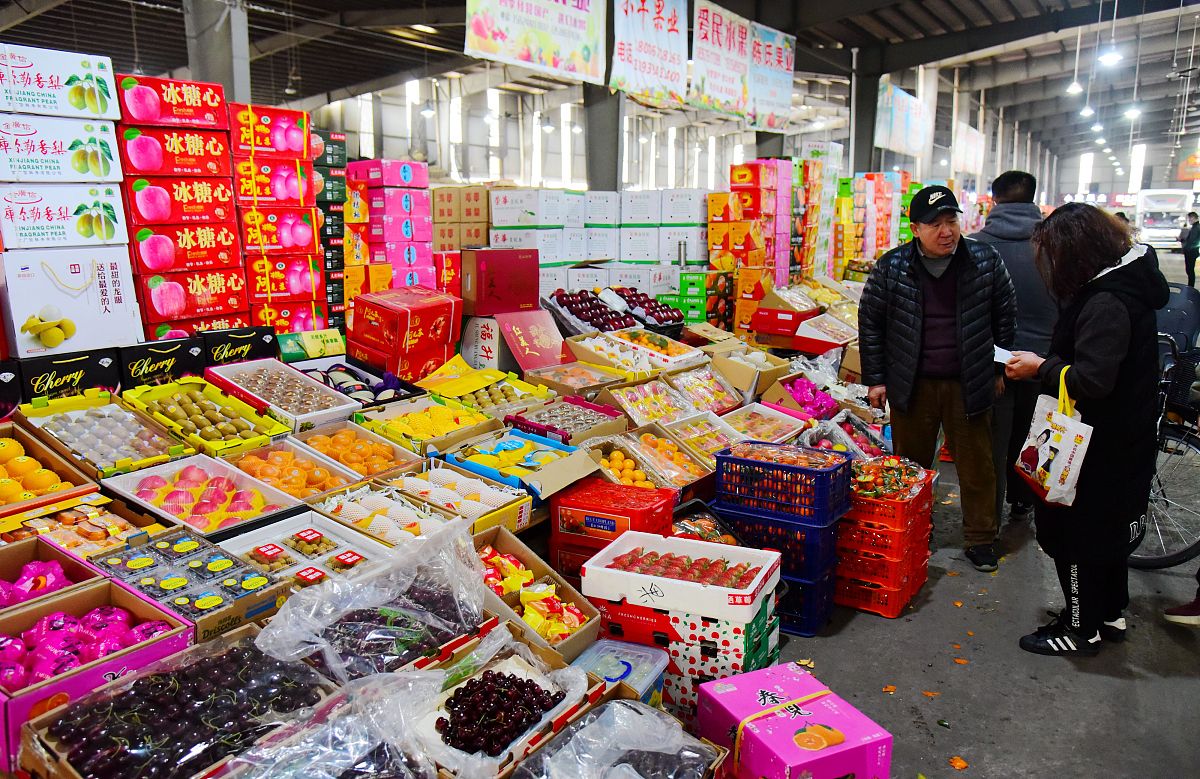 2021年1月30日,随着新春佳节的临近,杭州文晖路果品市场开始热闹起来.