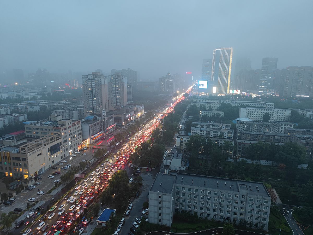 2021年8月30日,郑州因连续降雨,且地铁持续停运,导致部分路段晚高峰堵