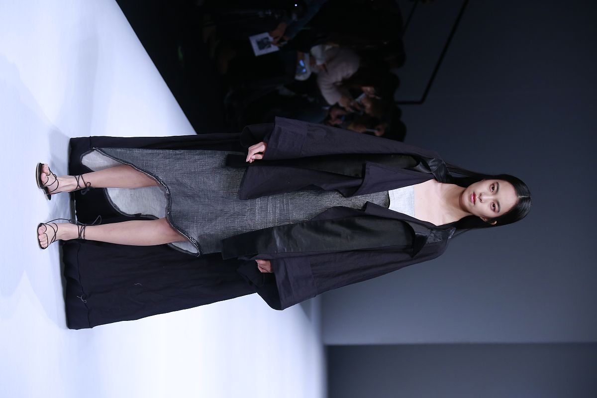 给一个新药研发单位的生日会起10个主题。主题可以分为2句话每句话都是七个字。不要出现生日的字样参考奋楫扬帆正当时勠力同心创佳绩击鼓催征稳驭舟 奋楫扬帆启新程勇毅笃行向未来 踵事增华再出发