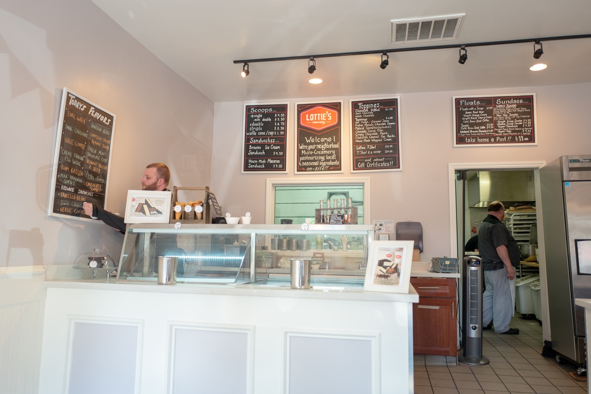 大众点评tims咖啡店100字左右的优质点评公司楼下咖啡店咖啡现在很多人都爱喝2019年在上海开了第一家属于很小众的品牌但是近几年的发展在全国各地开了很多家。这家店套餐特别多选择更方便性价比也非常高定位15-30元期间深受好多咖啡爱好者喜欢贝果套餐很不错哟奶咖+贝果很完美的套餐性价比很高199元