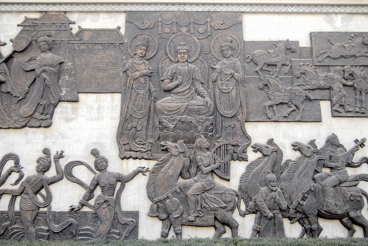 修改后的文章要求刊发到报纸上已新闻报道的格式刊发一、案例背景一定要把大足石刻保护好！学校时刻铭记习总书记的嘱咐大胆引导学生崇尚劳动光荣技能宝贵创造伟大的时代风尚树立依靠辛勤劳动创造美好未来的观念努力打造德智体美劳全面培养的特色劳动教育体系形成了劳动技艺传承与工匠精神培育双轮联动的学校文化育人模式采取12345策略为培养一大批具有工匠精神的普通劳动者为区域经济社会的发展作出应有的贡献。二、主要做法学